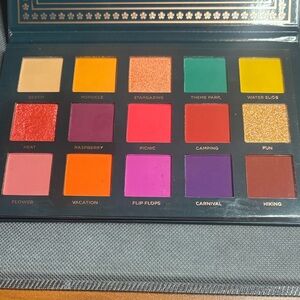 Ace Beaute Vibrant Hues Eyeshadow Palette